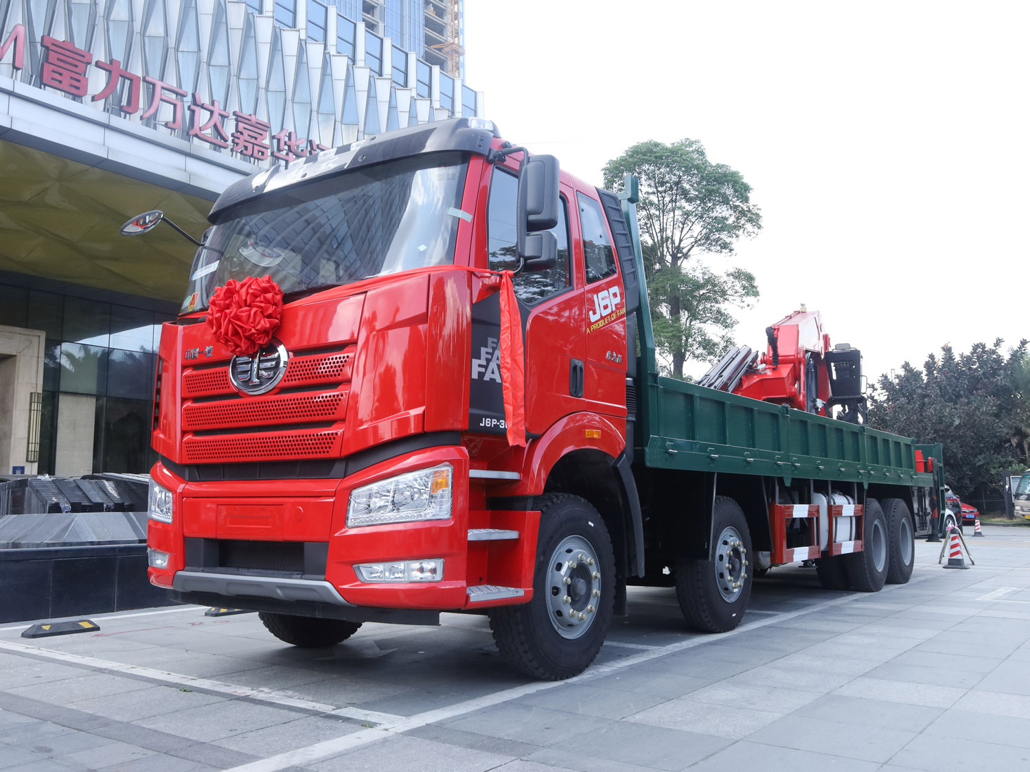 解放J6P前四后八上裝長興35噸折臂式吊機(jī)