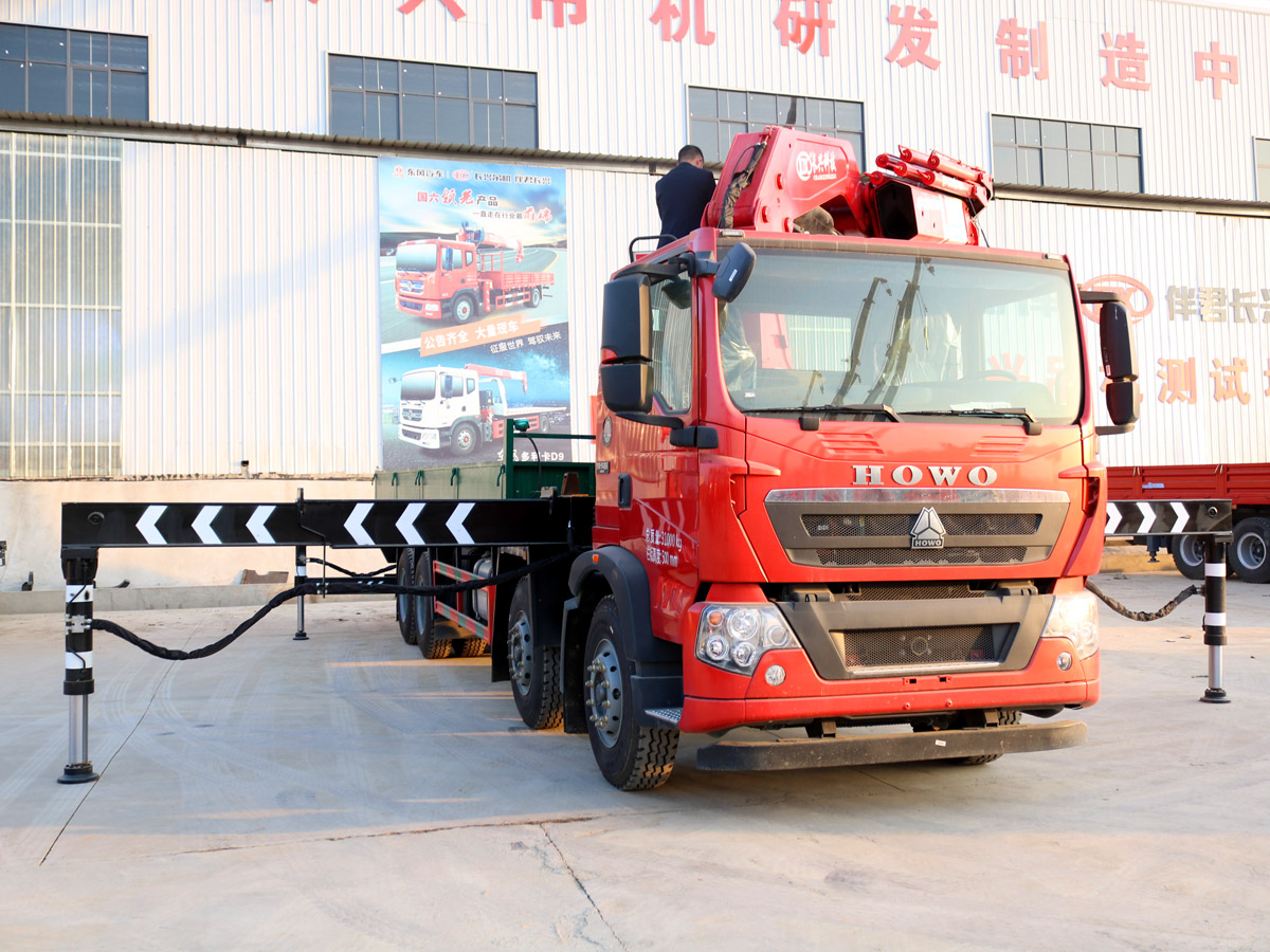 重汽豪沃前四后八上裝長興25噸折臂式吊機(jī)