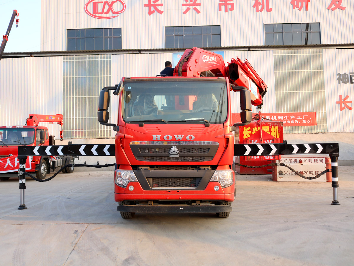 重汽豪沃前四后八上裝長興25噸折臂式吊機(jī)