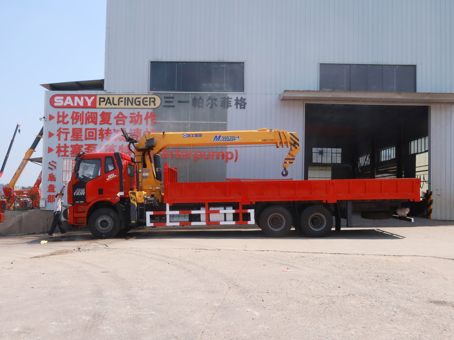 解放J6L后雙橋上裝徐工12噸直臂式吊機(jī)