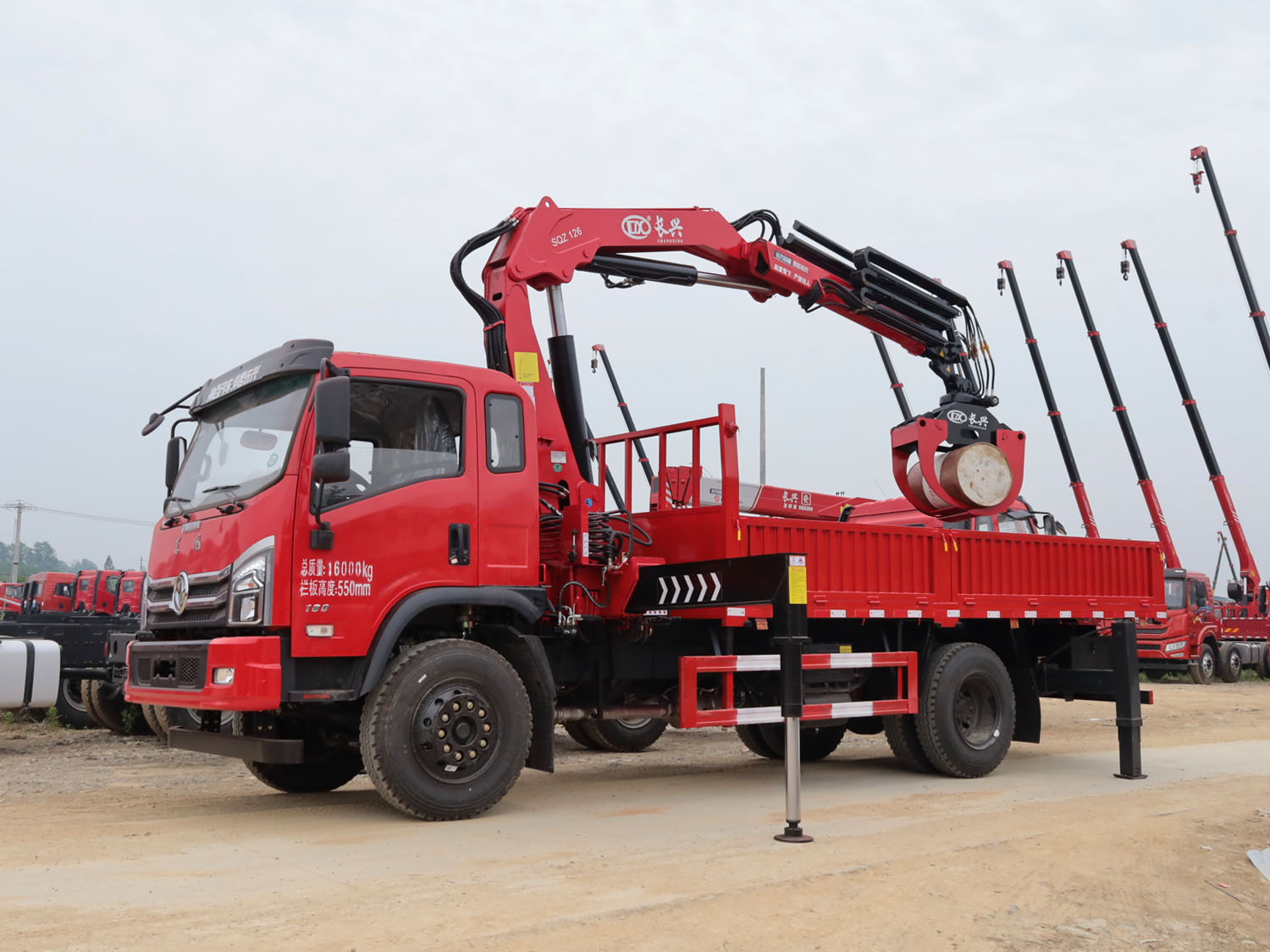 東風(fēng)D912排半上裝長興6.3噸折臂式吊機（帶夾木器）