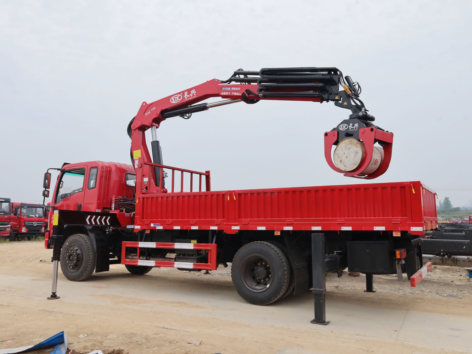 東風(fēng)D912排半上裝長興6.3噸折臂式吊機（帶夾木器）