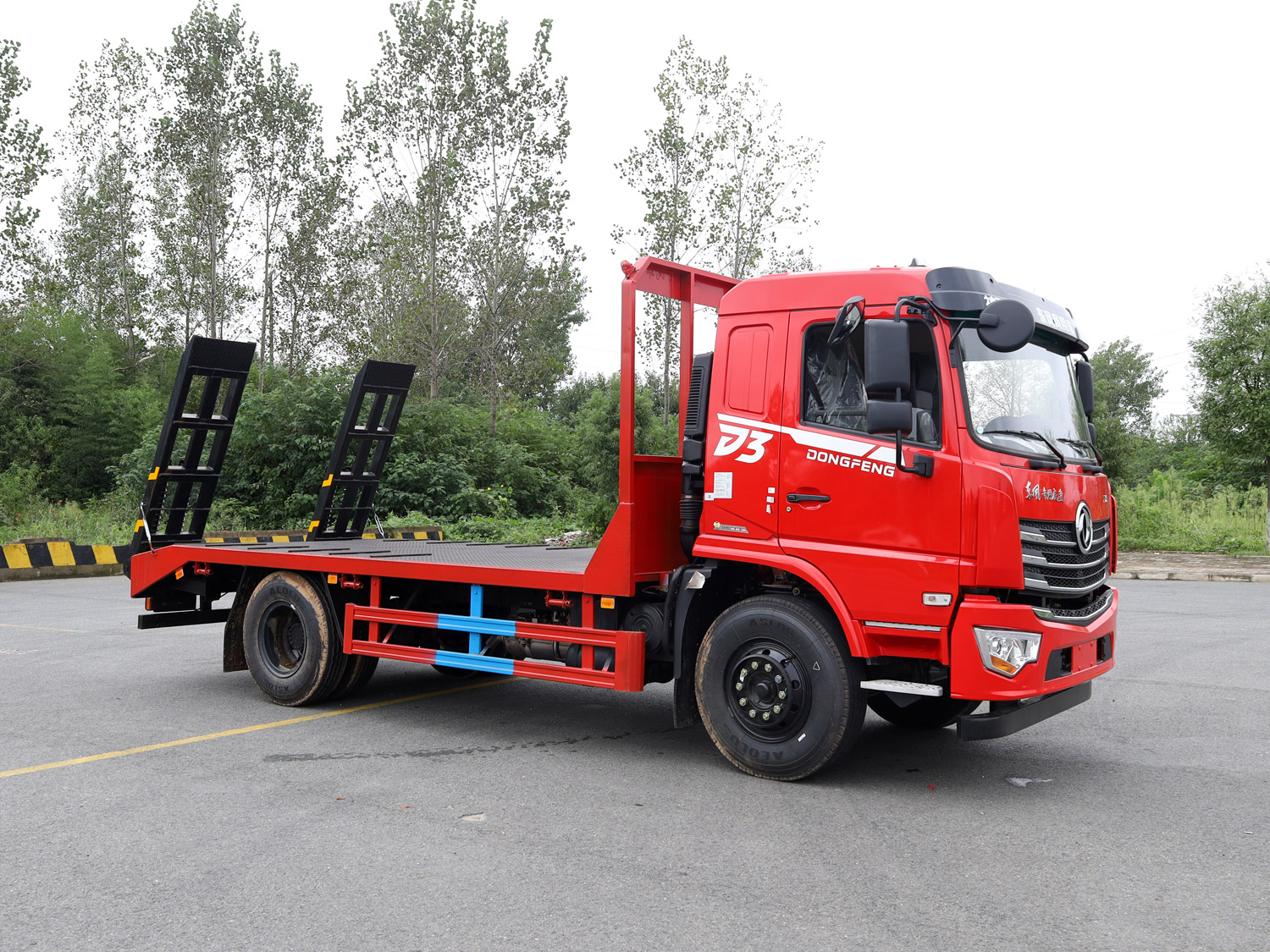 東風(fēng)專底D3排半平板運(yùn)輸車