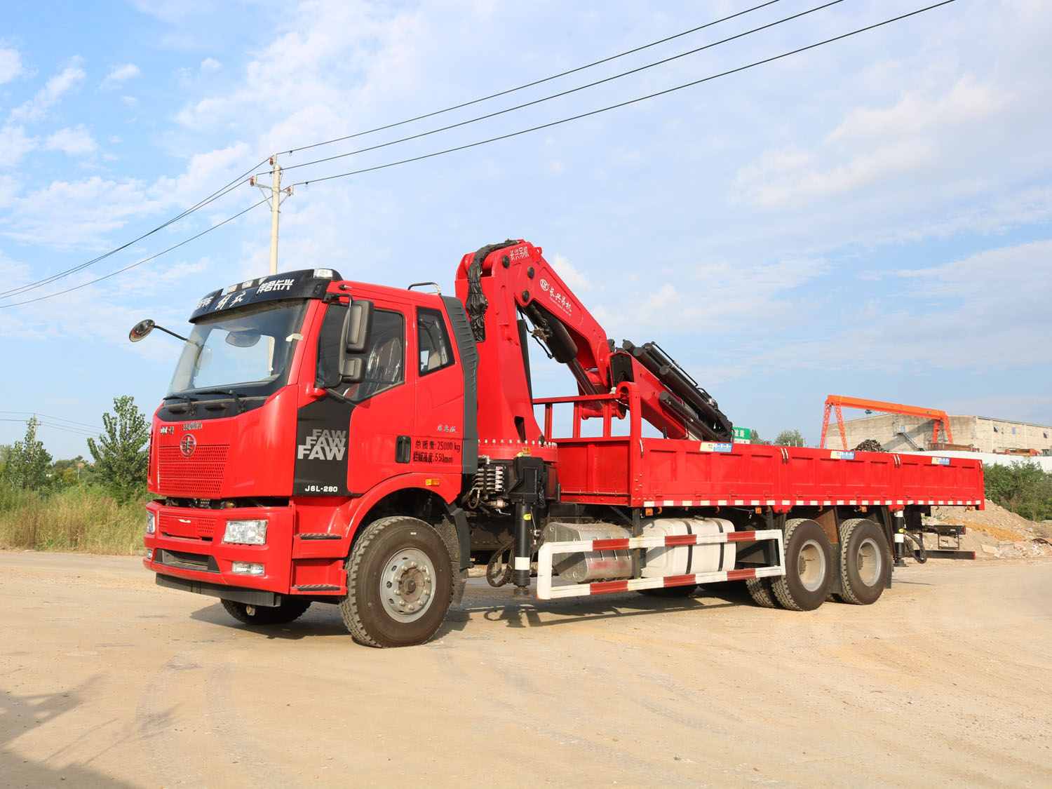 解放J6L后雙橋上裝長興20噸折臂式吊機(jī)