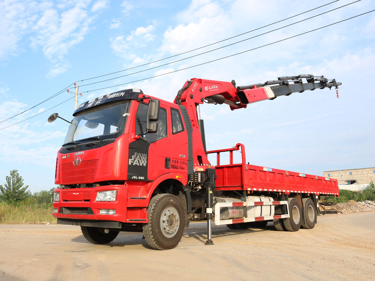 解放J6L后雙橋上裝長興20噸折臂式吊機(jī)